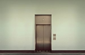 elevator 495231 960 720 300x195 - ¿Me pueden obligar a instalar un ascensor en mi casa?