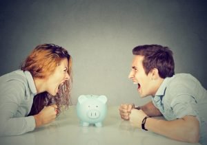 shutterstock 547002694 300x211 - Padres divorciados ¿Quién tiene que pagar las mascarillas?
