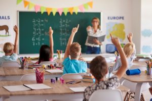¿QUÉ PUEDEN HACER LOS CENTROS ESCOLARES CON LOS DATOS PERSONALES DE LOS MENORES? students knowing the right answer 300x200 - ¿QUÉ PUEDEN HACER LOS CENTROS ESCOLARES CON LOS DATOS PERSONALES DE LOS MENORES?