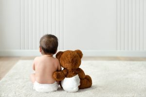 baby and teddy bear rear view with design space 300x200 - ¿Es posible una custodia compartida cuando se tiene un bebe lactante?