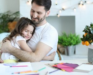 dad and daughter having breakfast in the kitchen 300x240 - ¿Se puede quitar la patria potestad?